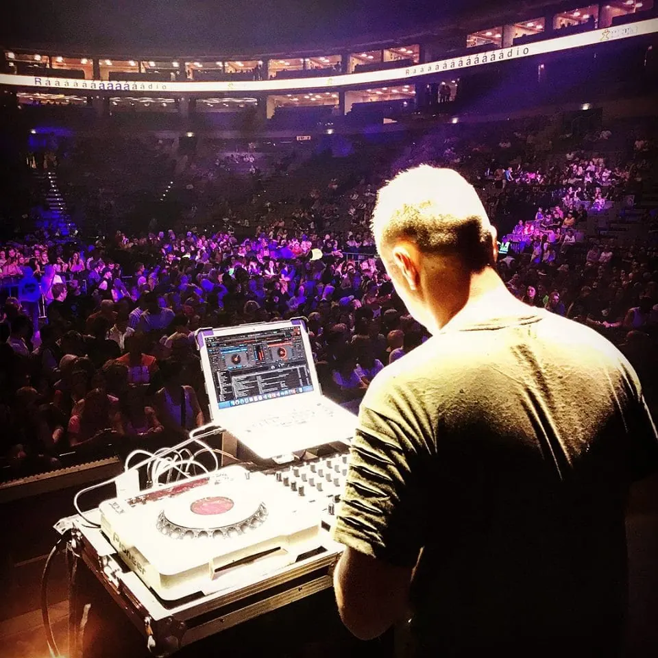 Mark Voss za DJ pultom v aréne